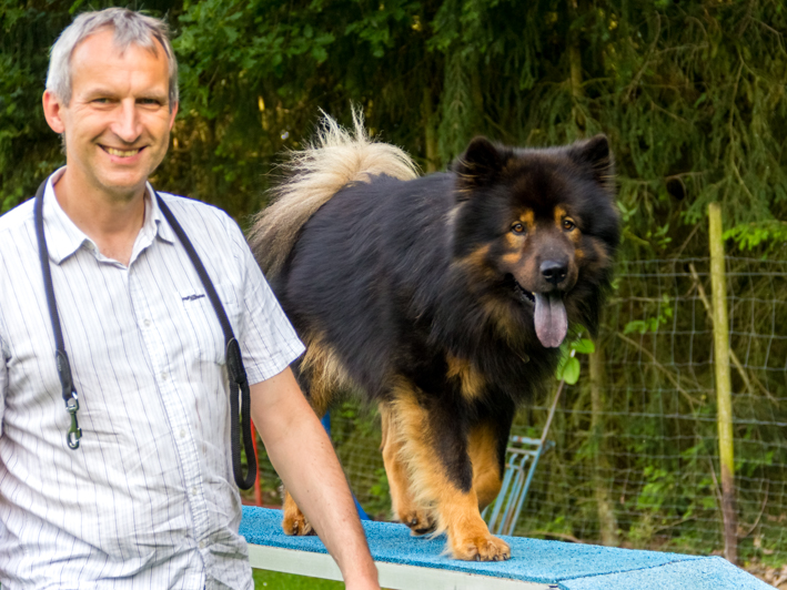 Hundeschule Charly: Eurasier mit seinem Herrchen