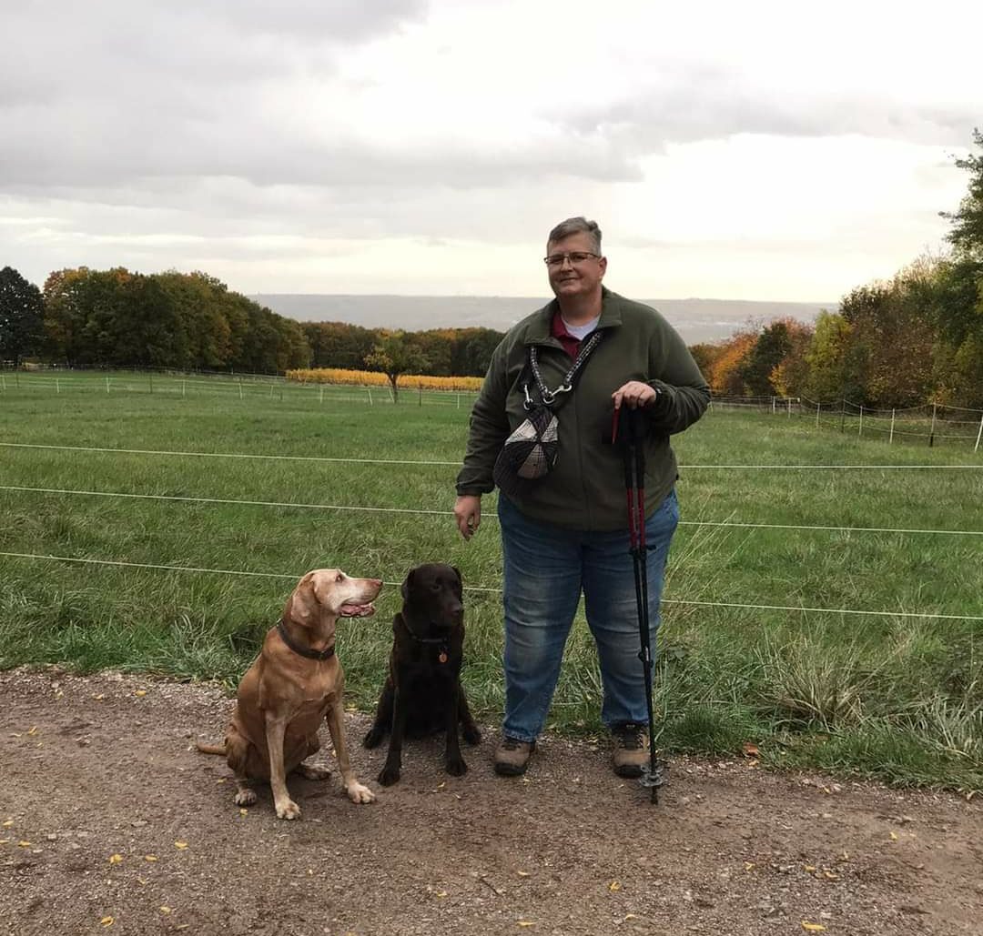 Hundetrainerin Manuela Gärtner mit ihren Hunden Ronja und Oona